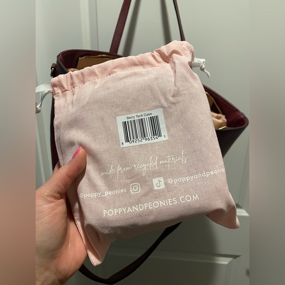 Poppy & Peonies Go Getter Tote Bag in Berry + Matching Tech Case - Both Like New - Picture 15 of 16
